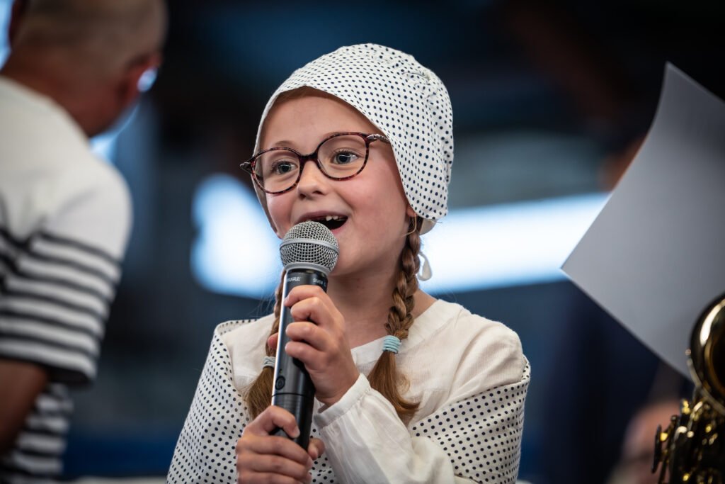 Petite fille qui chante